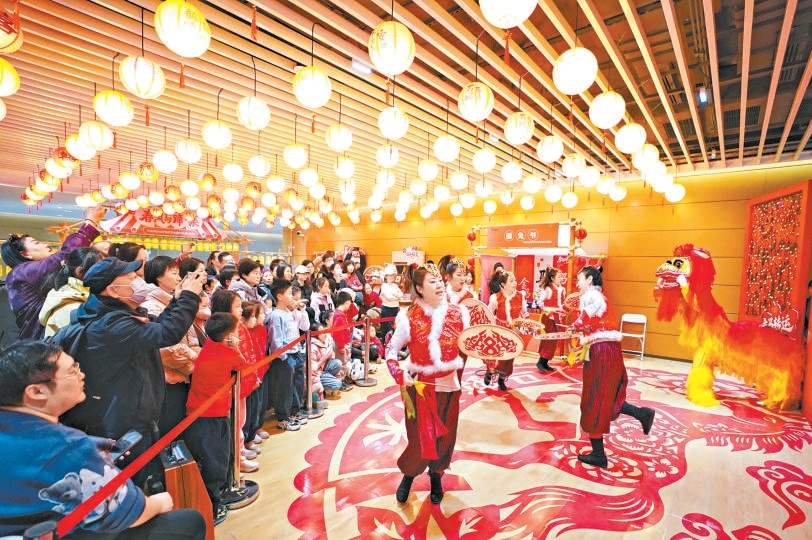 北京城市圖書館開設“春風馬蹄·集”春節非遺市集,人氣火爆。 北京城市圖書館開設“春風馬蹄·集”春節非遺市集,人氣火爆。