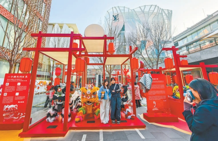 三裏屯太古裏商圈推出“獅王入京”主題展,吸引眾多市民遊客前來觀賞拍照。 三裏屯太古裏商圈推出“獅王入京”主題展,吸引眾多市民遊客前來觀賞拍照。