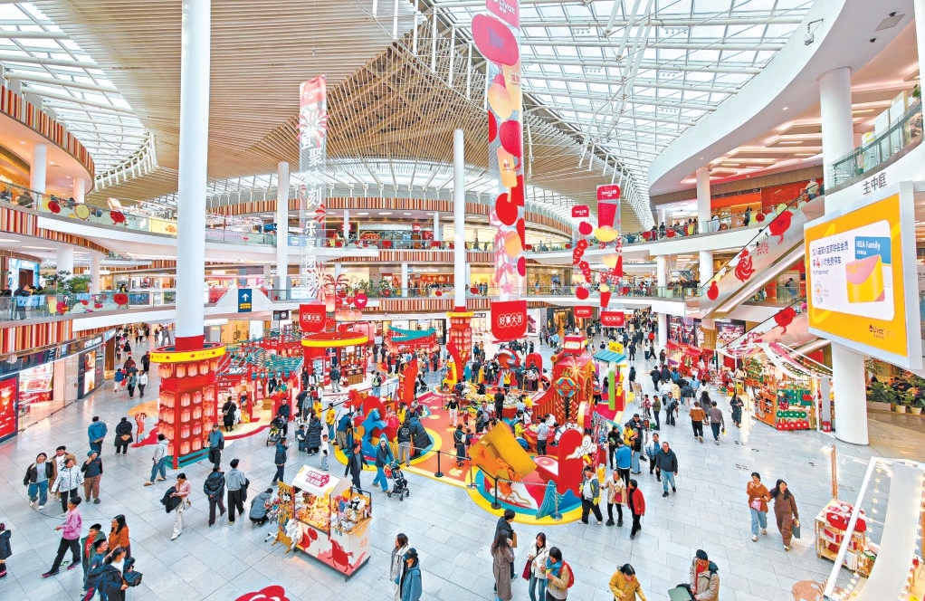 在西紅門薈聚購物中心,紅火喜慶的中庭迎接八方來客。 在西紅門薈聚購物中心,紅火喜慶的中庭迎接八方來客。