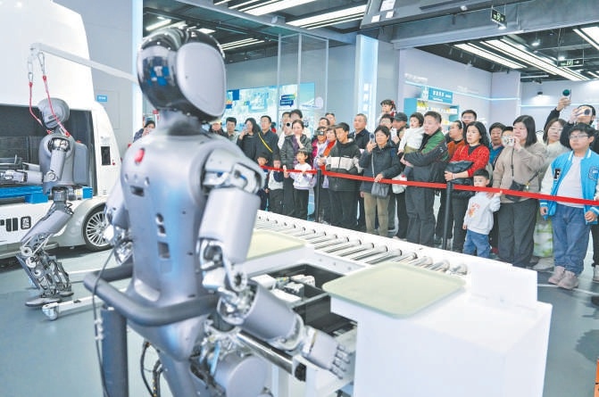 春節假期，位於亦莊的具身智能機器人4S店每天都迎來大量市民遊客參觀體驗，大家跟機器人一起過了一個科技感爆棚、趣味滿滿的春節。