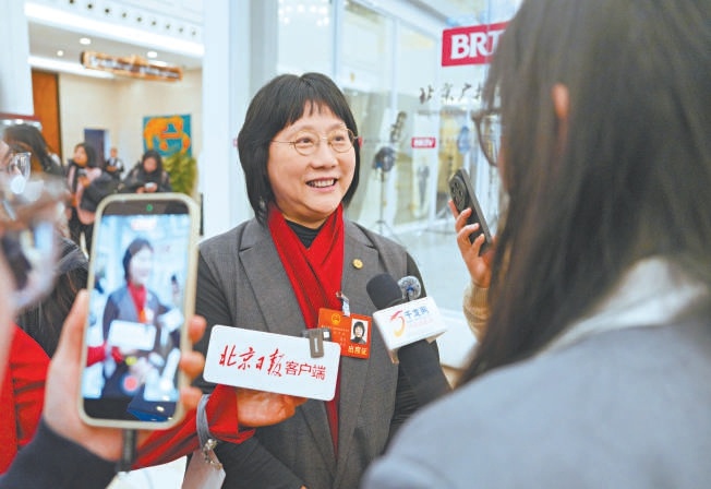 出席北京市第十六屆人大四次會議的朝陽團代表李靜接受媒體采訪。