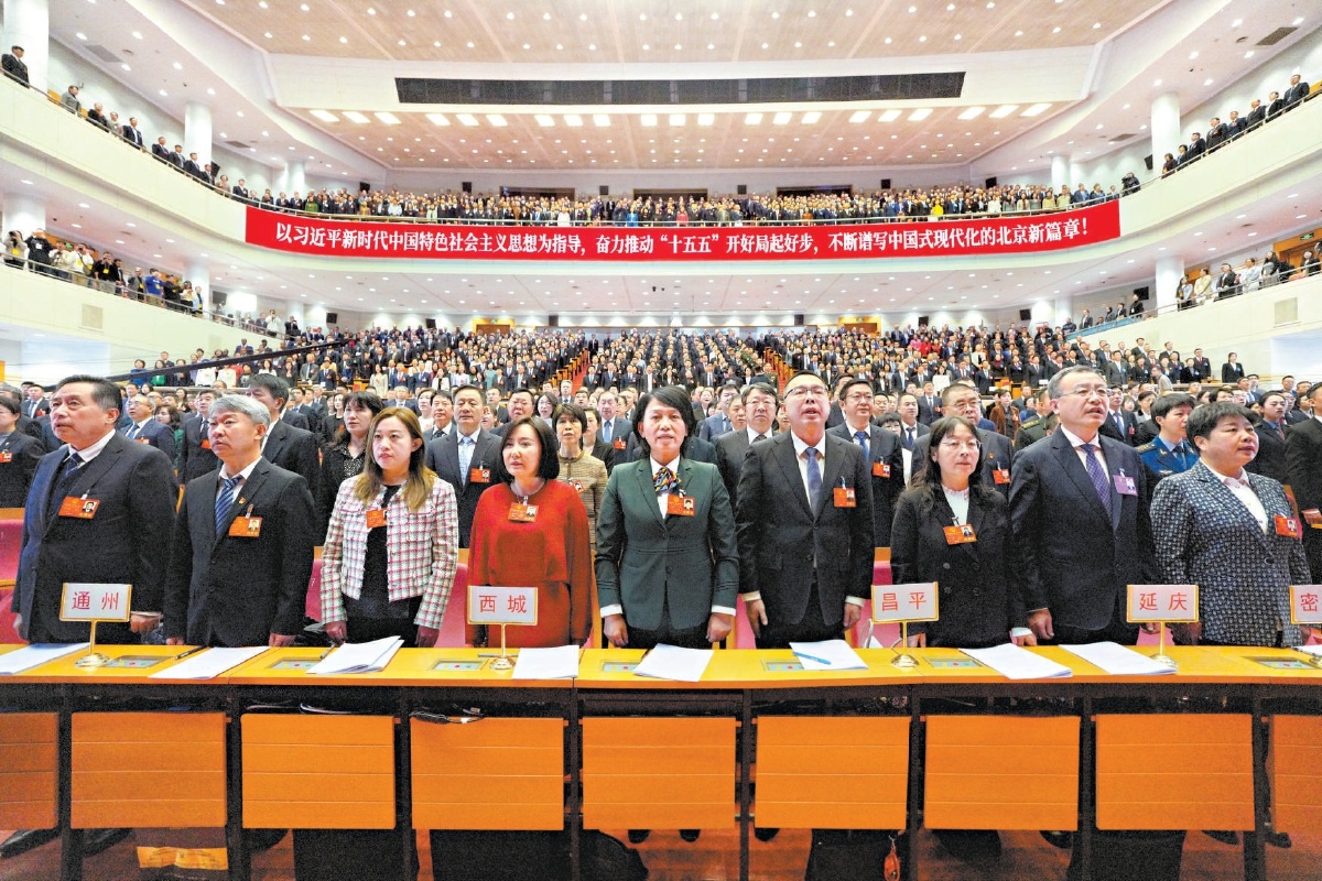 齊唱國歌 1月25日上午，市十六屆人大四次會議開幕，代表們高唱國歌。