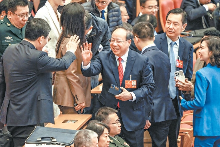 揮手致意 1月25日上午，市十六屆人大四次會議開幕。會議開始前，代表們相互致意。