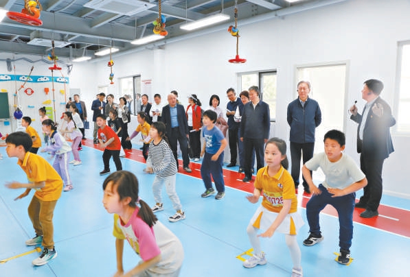 2025年4月17日，市政協文旅衛體和文史委員會組織“構建賽事體係，持續推動首都全民健身和體育產業發展”調研組赴海澱區中關村第一小學調研。