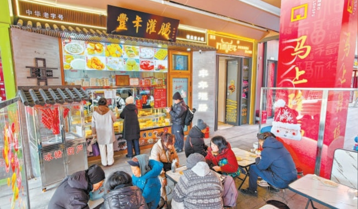 在隆福寺豐年灌腸店鋪，市民遊客品嚐北京特色小吃