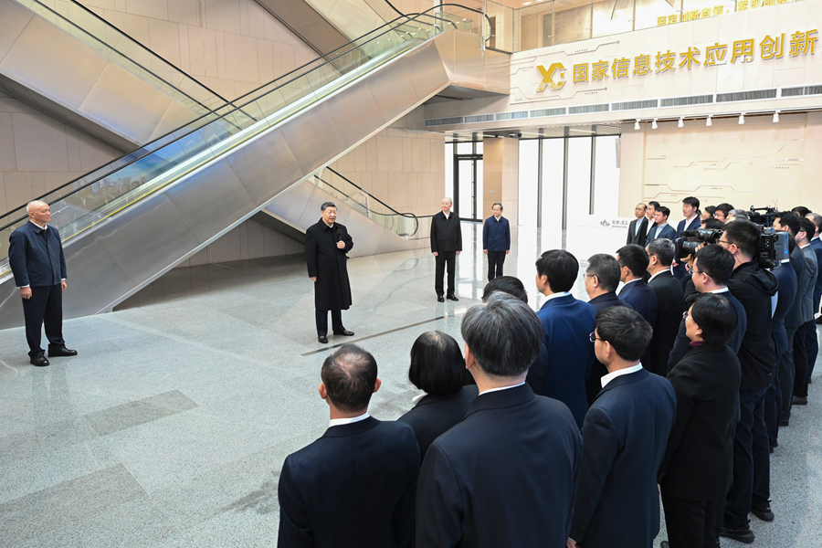 2月9日至10日，中共中央總書記、國家主席、中央軍委主席習近平在北京考察並看望慰問基層幹部群眾。這是9日上午，習近平在位於北京亦莊的國家信創園考察時，同科研人員和科技企業負責人代表交流。
