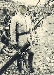 八路軍晉察冀軍區第5支隊副司令員高鵬在陣地上。