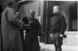 1923年，貝家花園建成時，村民們前來向貝熙葉道賀。