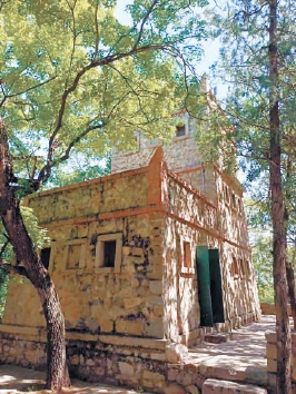 當年，貝家花園中的碉樓是貝熙葉的免費診所，這裏藏過給八路軍的藥。如今，碉樓依然矗立在蒼鬆翠柏間。