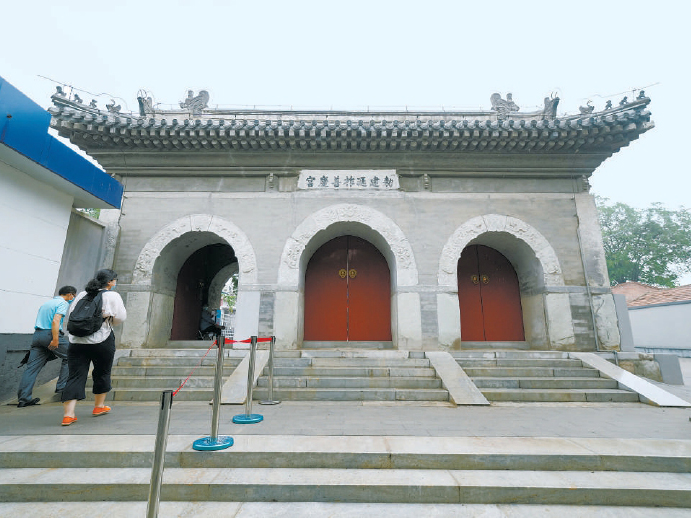 豐台區長辛店大街196號，三間山門依舊古香古色，門額的石匾上刻著“敕建延祚善慶宮”字樣，這裏曾經是火神廟，也是京漢鐵路工人大罷工時二七慘案長辛店發生地舊址，如今這裏正舉辦著“赤焰映天”專題展，再現烈士們用生命捍衛信仰的光輝曆史。