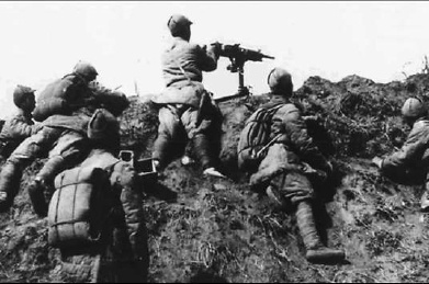 在西齋堂附近，冀熱察挺進軍正在伏擊敵人。