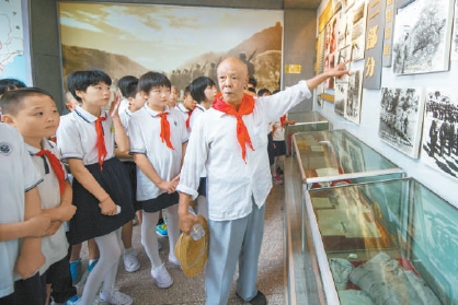 2014年，平穀區山東莊學區百餘名小學生在魚子山抗日戰爭紀念館上了開學第一課。82歲的馬有誌老人向孩子們講述當地人民的抗日鬥爭史。