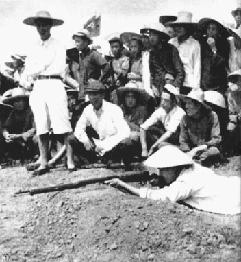 冀東民兵在進行射擊比賽