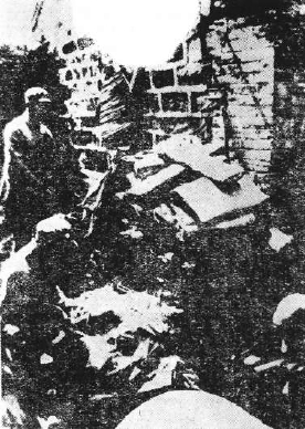 1944年9月4日夜，八路軍13團奇襲平穀縣城。圖為指戰員在清點戰利品，後站立者為團參謀長陳雲中。