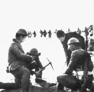 民兵在日偽“掃蕩”的路上埋設地雷