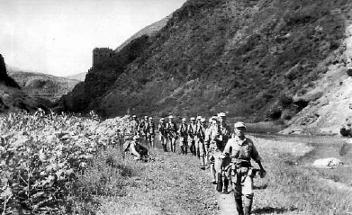 八路軍轉戰在長城內外，此為部隊行軍在司馬台。