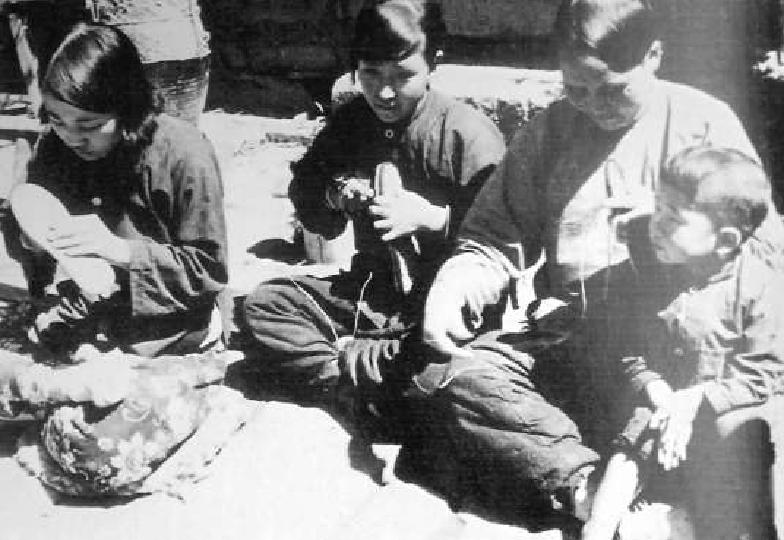 根據地婦女為八路軍縫製軍鞋。