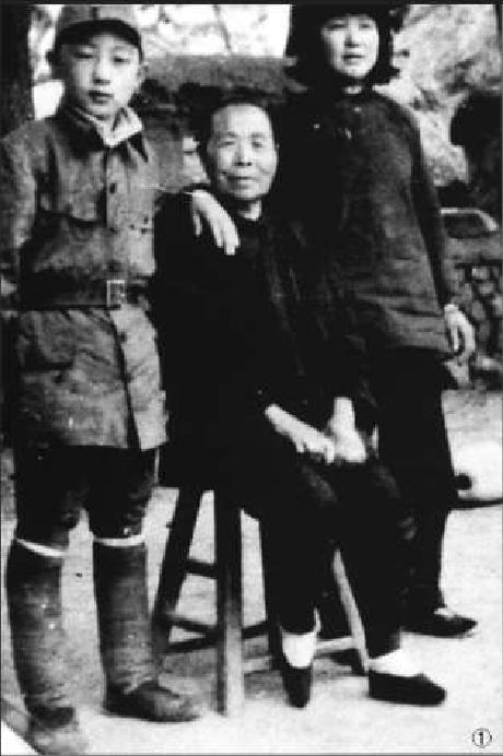 英雄母親是個群體，無數像鄧玉芬一樣的女性堅持抗戰，為國家舍小家。圖為冀東小八路與“八路軍母親”楊媽媽合影。