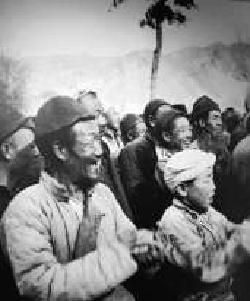 抗戰勝利，老百姓臉上露出了多年不見的笑容。