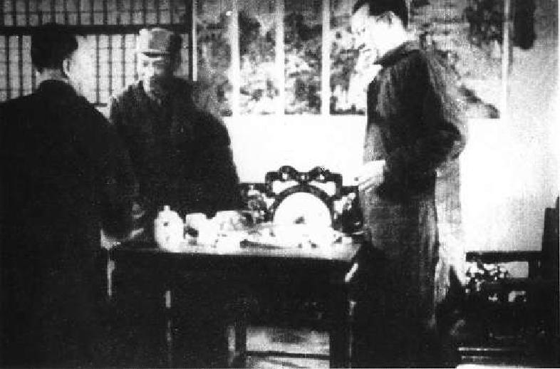 第一次和談，人民解放軍代表蘇靜(左二)與國民黨華北“剿總”代表崔載之(左一)和中共地下黨代表李炳泉(左三)。