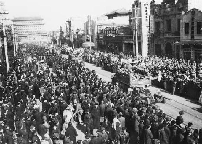 1949年1月31日，北平和平解放。2月3日，廣大市民熱烈歡迎人民解放軍入城。