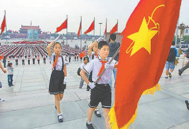 2012年“六一”國際兒童節，北京的少先隊員們在人民英雄紀念碑前參加少年先鋒崗活動。(饒強攝)