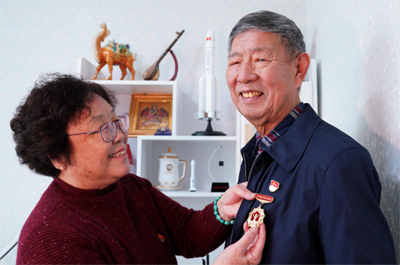 金聲與吳文祺結婚紀念日雙雙入黨 “責任感讓关键词2選擇了不那麽安逸的路”