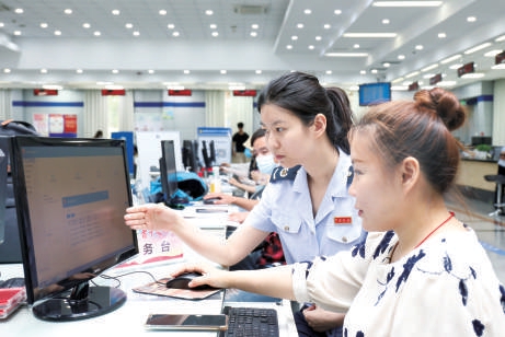 門頭溝區稅務局工作人員在辦稅服務廳幫助納稅人通過單位社保費管理客戶端辦理跨省繳費業務 門頭溝區稅務局工作人員在辦稅服務廳幫助納稅人通過單位社保費管理客戶端辦理跨省繳費業務