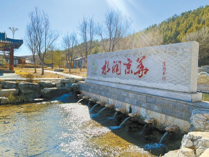 白河源山泉水汩汩流淌。