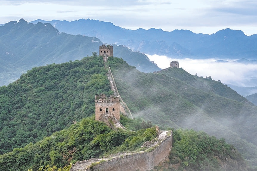 被綠樹籠罩的承德灤平金山嶺長城。