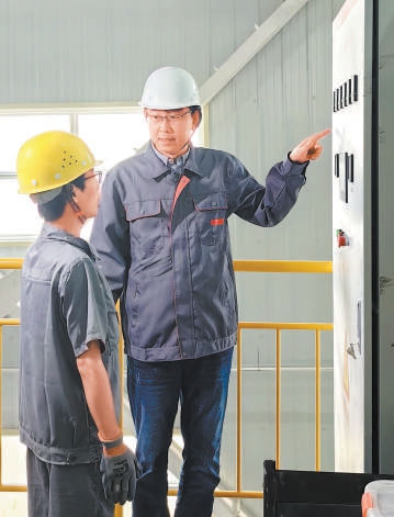 智清未來創始人兼CEO陳傑（右）與員工交流業務。受訪者供圖