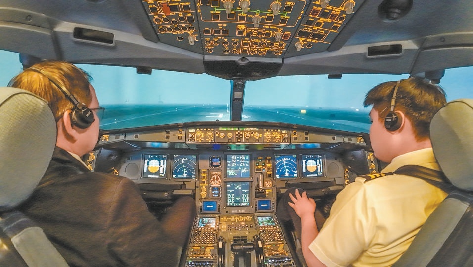 在臨空經濟區（廊坊），空客A330型模擬機內飛行員在進行培訓。
