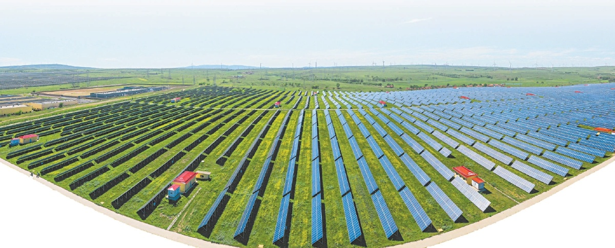 光伏板整齊排列在位於河北張家口的國家級可再生能源示範區內。