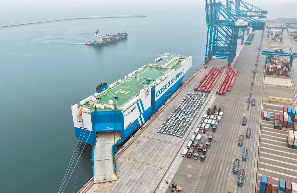 “閩江口”輪停靠在秘魯錢凱港後，一輛輛中國生產的汽車駛離船艙停靠在碼頭上。