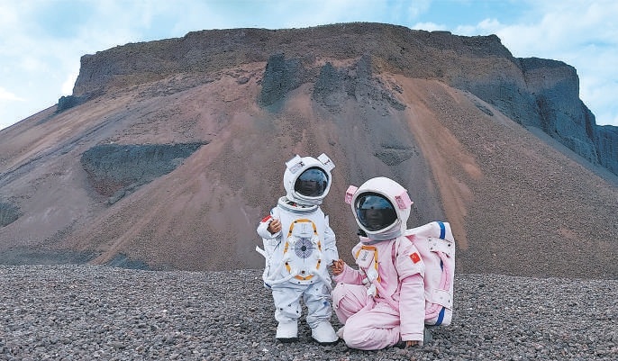 遊客身穿“宇航服”沉浸式體驗烏蘭察布烏蘭哈達火山文旅項目。