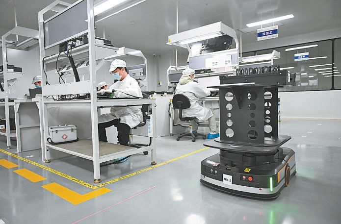 在雄安科創中心中試基地，雄安百信信息科技有限公司的智能運輸機器人在運送物料。