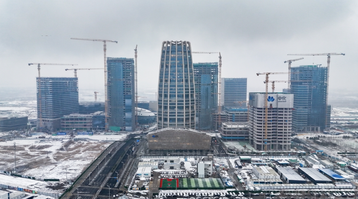 雪中的雄安新區啟動區依然塔吊林立,正在加快建設。 雪中的雄安新區啟動區依然塔吊林立,正在加快建設。