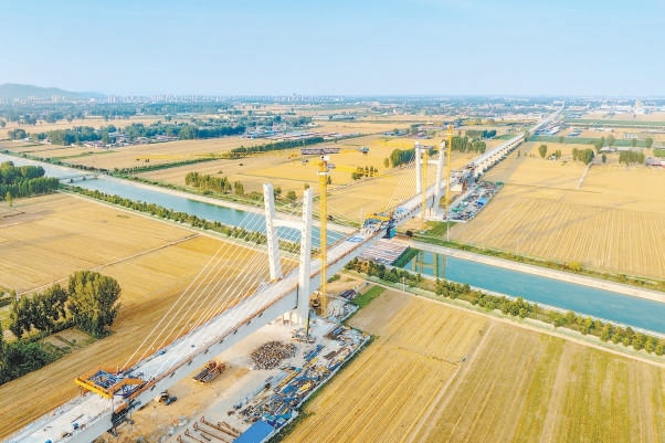 雄忻高鐵跨南水北調矮塔斜拉橋合龍