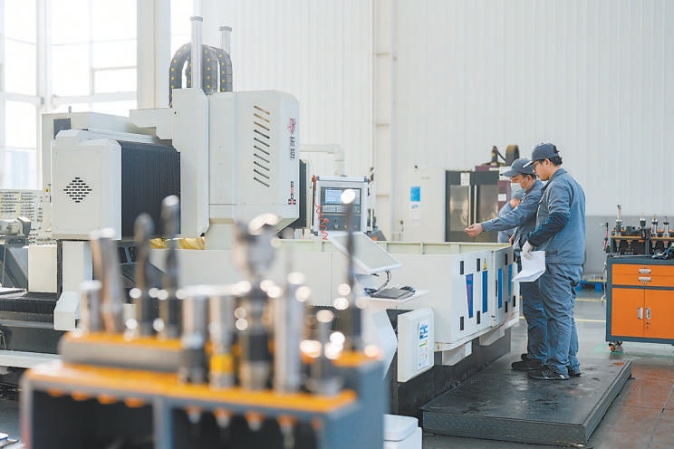 唐山百川機器人共享智能製造工廠內，工人在加工機器人零部件。