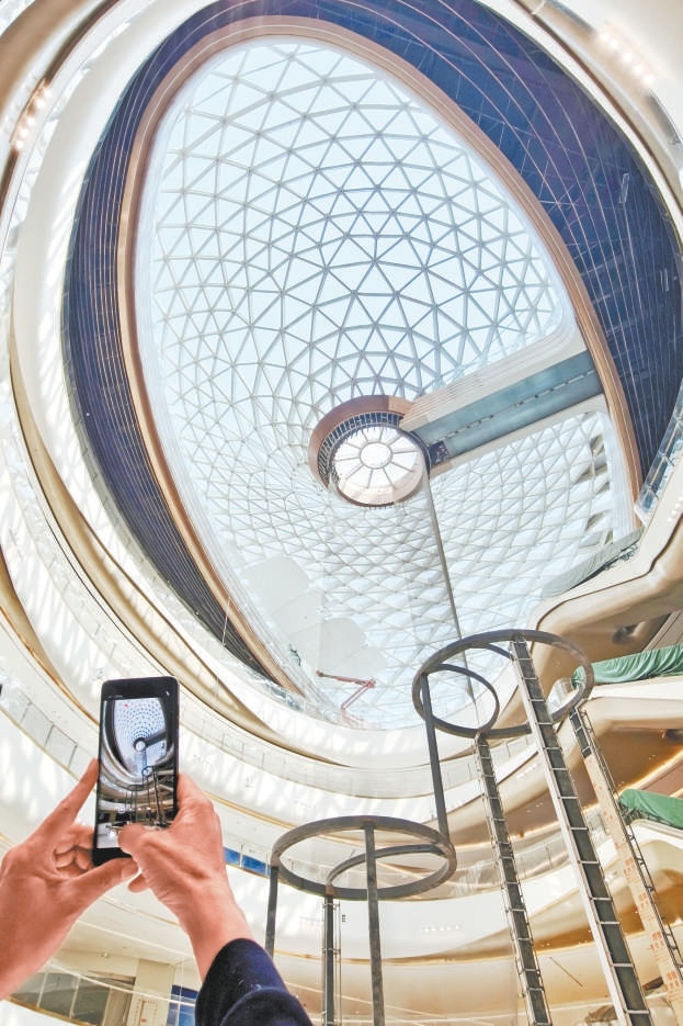 目前，灣裏項目已完成竣工驗收，計劃2025年年底正式開業。