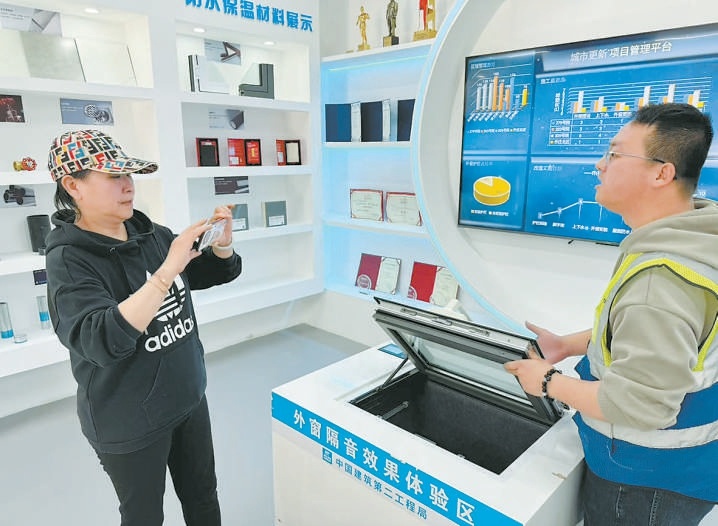 居民在感受外窗隔音效果。