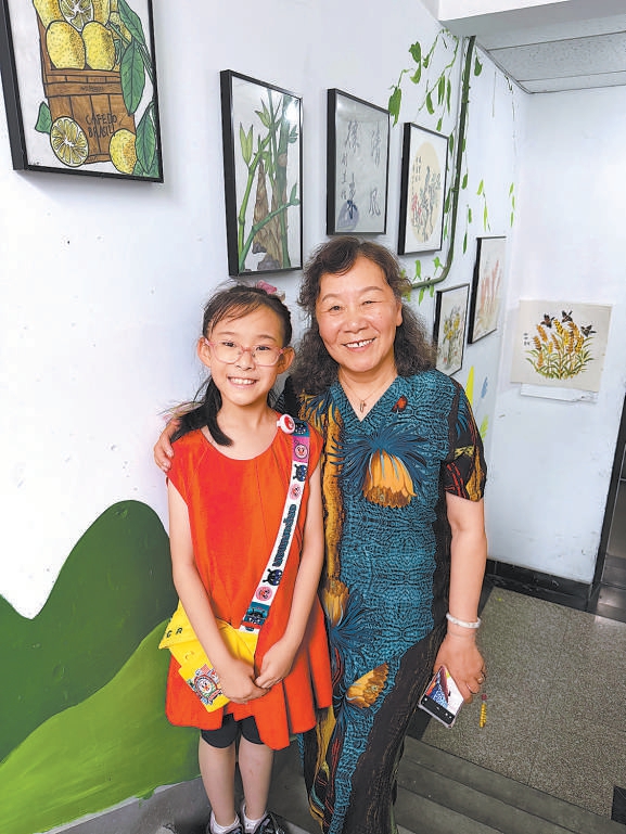 於沐晗和姥姥一起巡查樓門。