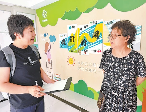 於偉娜（左）在社區內走訪。