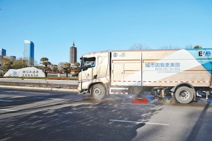 11月17日，城市副中心三廟一塔景區外，環衛車清理街道。