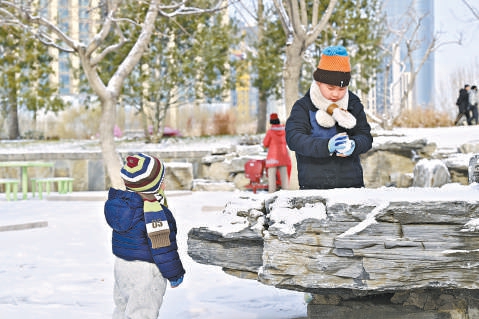 西海子公園南區拆除圍欄,市民逛公園更加便利。 西海子公園南區拆除圍欄,市民逛公園更加便利。