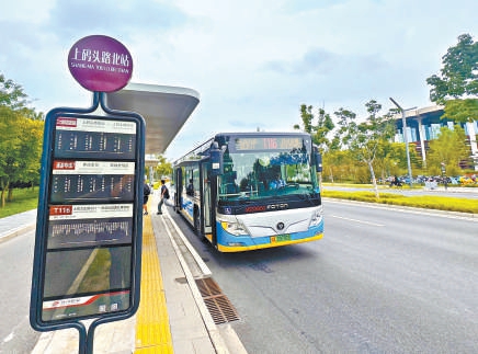 T116路停靠在北京城市圖書館附近。 T116路停靠在北京城市圖書館附近。