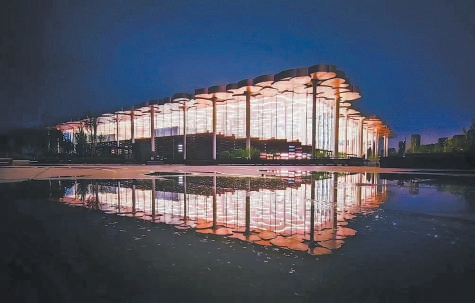 夜幕中的北京城市圖書館更顯靜謐，144棵“銀杏樹”構成的“森林書苑”將書籍、人與自然完美連接。