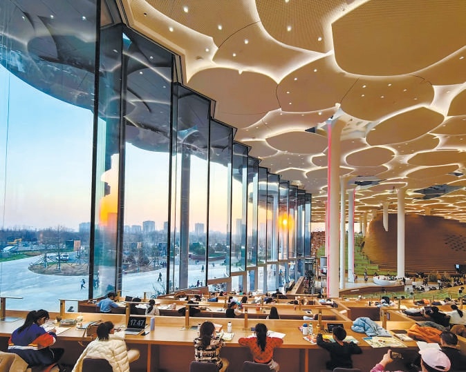 館內閱覽區座無虛席，讀者沉浸在書本世界裏。