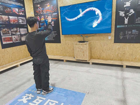 李家慶讓古老的運河龍燈實現“數字化交互”。