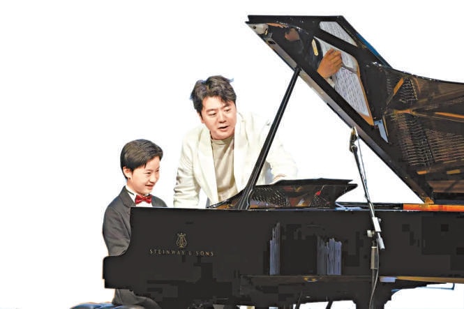 大師課上,郎朗指導學生彈琴。 大師課上,郎朗指導學生彈琴。